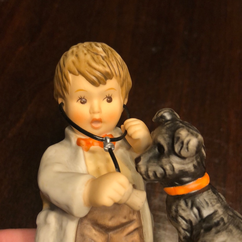 Hummel Figurine “The Doctor is in” - Picture 5 of 11